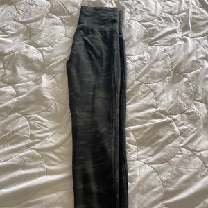 Like new Spanx leggings size 6-8, 28”